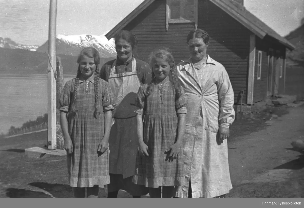 På Kornberg. Kathinka Mikkola med søsteren Astrid Kornberg og døtrene til Astrid, Ingeborg og Aslaug. Bildet er tatt i Saltstraumen ca. 1935-36.