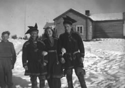 Pakanajoki, ca. 1946-1947. Fra venstre: Gutt, antakelig med 