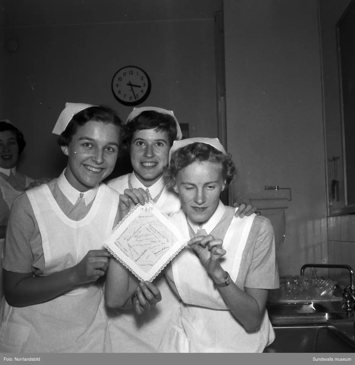 Kursavslutning på sjuksköterskeskolan i Sundsvall 1954.