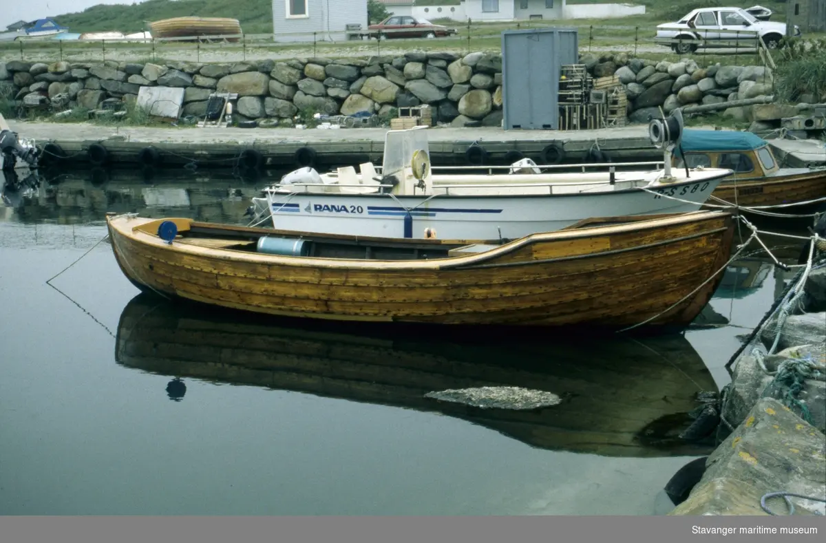Motorbåt - oversiktsbilde av båten i miljøet
