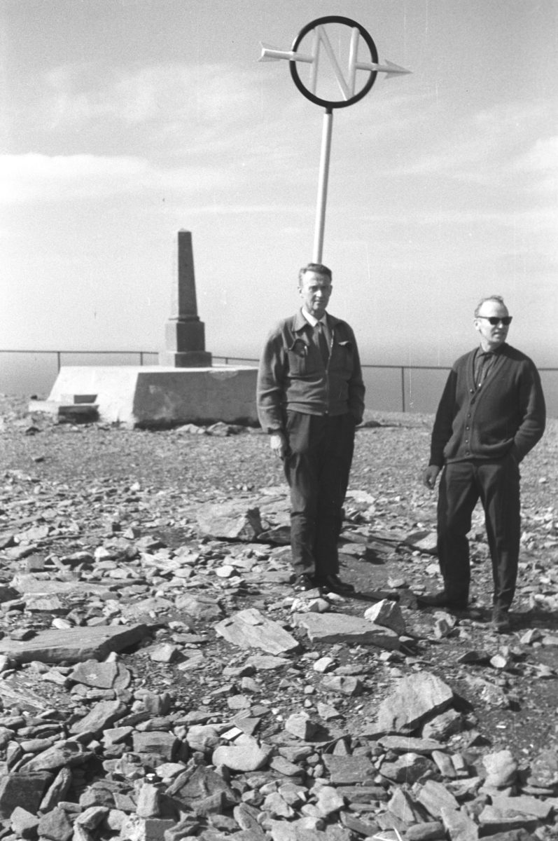 To ukjente menn fotografert på Nordkapp-platået.