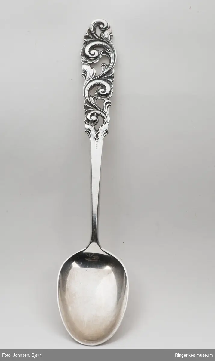 Akantusranke, mye brukt på et bestemt bestikk i sølv. ANT navn Telemark