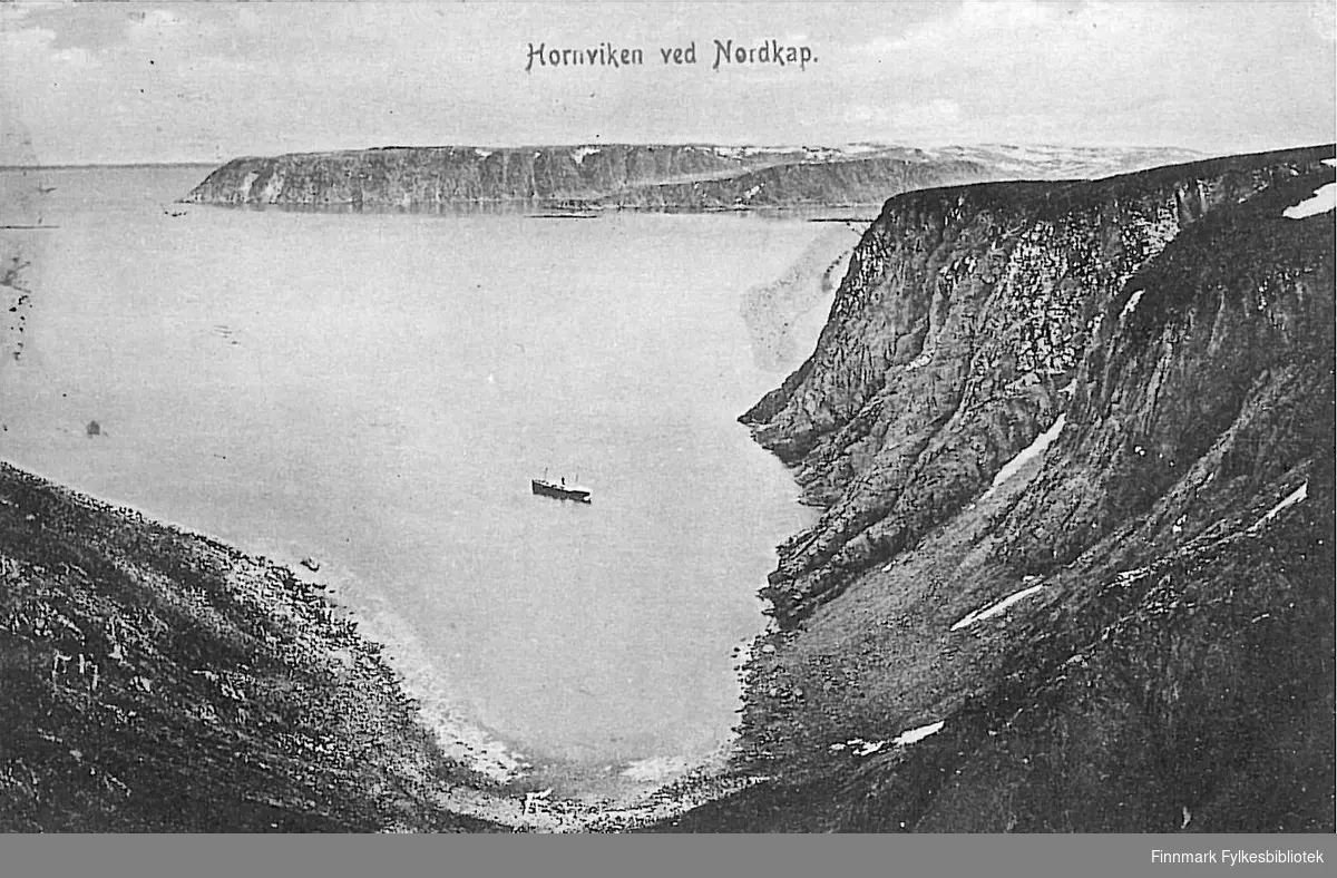 Postkort med motiv av Hornvika ved Nordkapp. Kortet er en jule- og nyttårshilsen til Arthur og Kirsten Buck på hasvik og er sendt fra Hammerfest rundt 1910-1915.