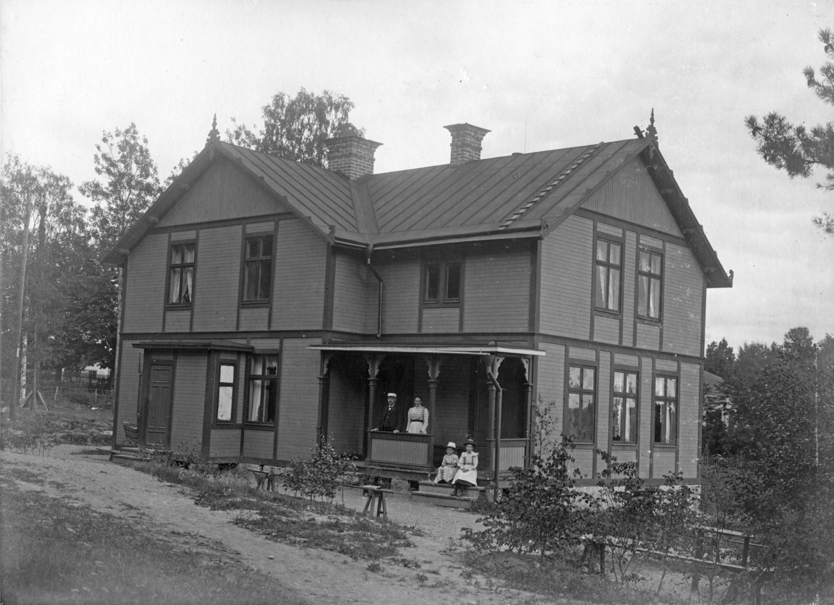 Verkmästare Carl Wilhelm Kling (1856-1932) m.fl. vid sin gård, Fannagatan 4, Fanna, Enköping, vy från nordväst, tidigast 1898.