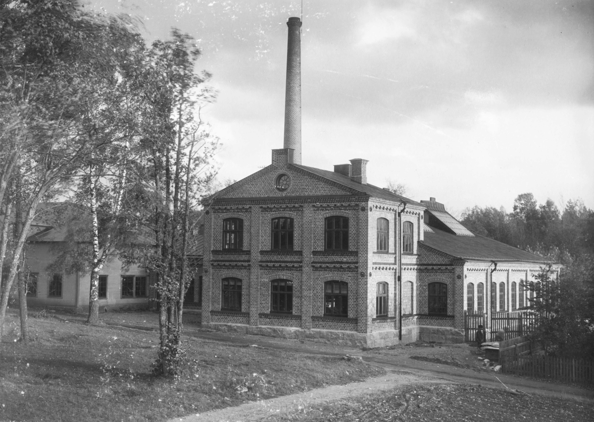 Enköpings Mekaniska Verkstad, industribyggnad uppförd 1899, Fanna, Enköping, vy från nordväst, ev. 1902.