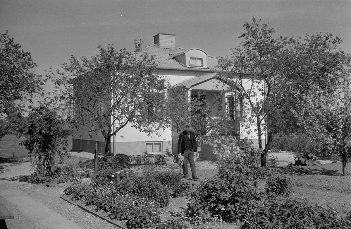 Man vid hus på Örsättersvägen i Malmslätt, 1940-tal.