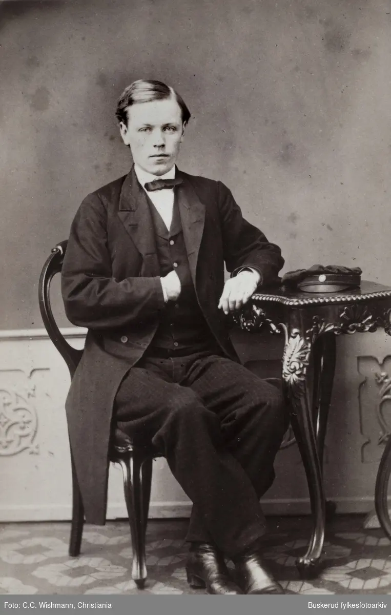 Stud. Theol K. Vold
1864
Huslærer i Nes i1859-1860

Visittkortalbum fra JKK Brockmannog Elisa og O.P. Moe