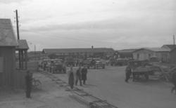 Bilde fra Ørtangen i Vadsø. En del lastebiler står parkert o