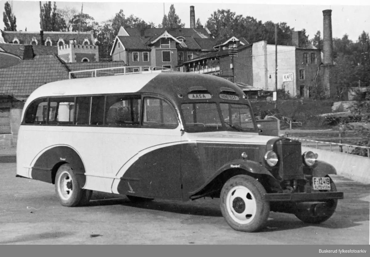 Høka buss
Hønefoss karroseri fabrikk
Bussen er utstyrt med vedgassgenerator (kfr. radiator, trolig av merket Imbert foran ordinær radiator). Det skulle tilsi at bildet er tatt under krigen. Registernummeret F-12419står ikke i Norges Bilbok 1935.