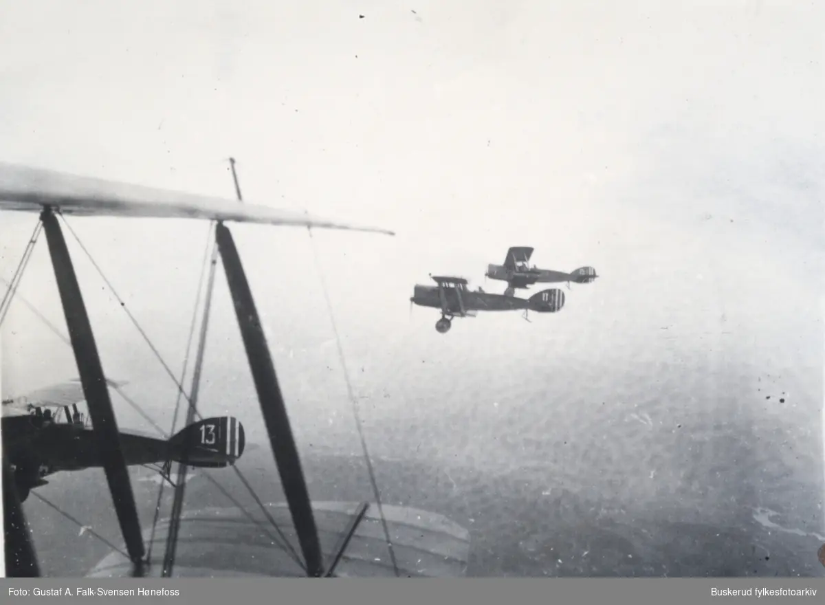 Fltbilder fra Kjeller 
Patrulje av Bristol fighter
Hærensflyvåpen på vingene i 1924