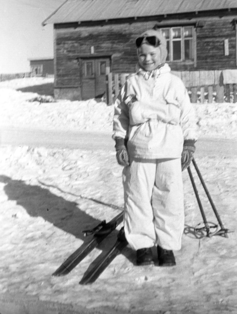 Øystein Hauge på skitur i Vadsøs gater.