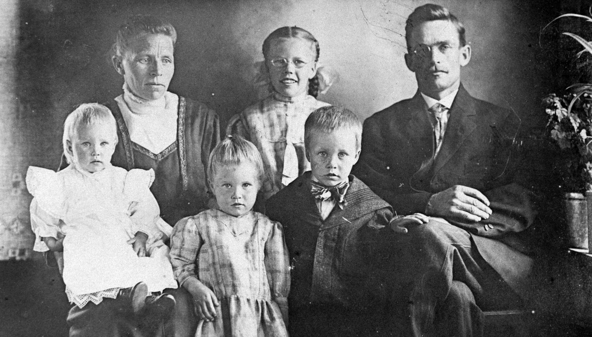 Amerikabilder, Per Mæhlum, Vallset.
Gruppebilde, portrett, familiebilde av familien Mæhlum. Fra venstre: Sigrid Mæhlum, Dagny Mæhlum, Per Mæhlum, Anna Mæhlum, Mildrid Mæhlum og Olav Mæhlum.