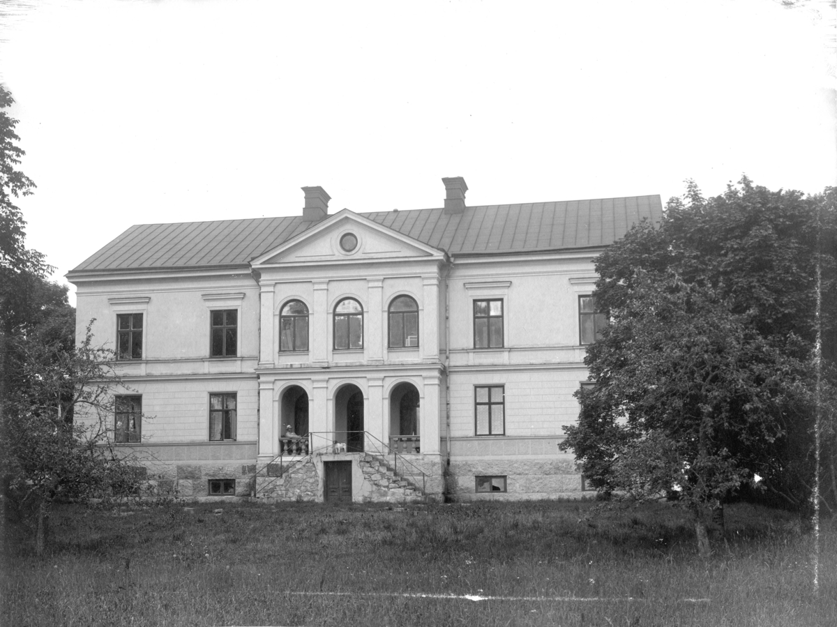 Skälby gård, man med hund, Bred socken, Uppland, vy från väster, tidigast 1896.