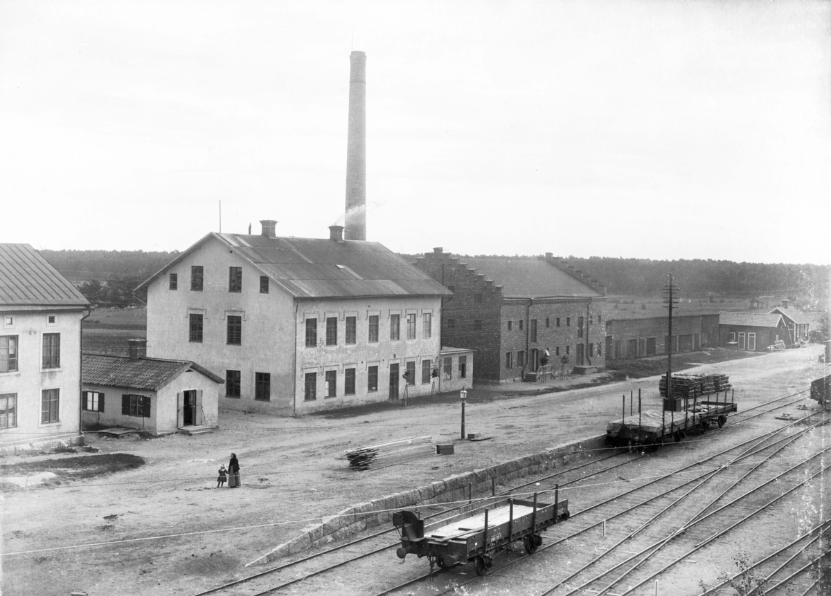Banområdet vid Enköpings järnvägsstation, sett från sydväst. I mitten troligen de byggnader som hästbrödsfabriken BendOr hade verksamhet i 1898-1906.