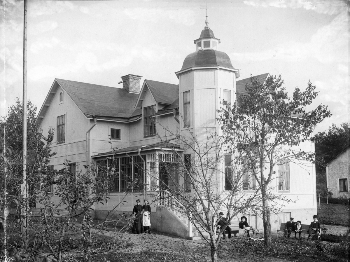Byggmästare L. P. Sten (1853-1941) med familj vid sin villa, Fannagatan 34, Enköping, vy från väster, troligen 27 oktober 1908.