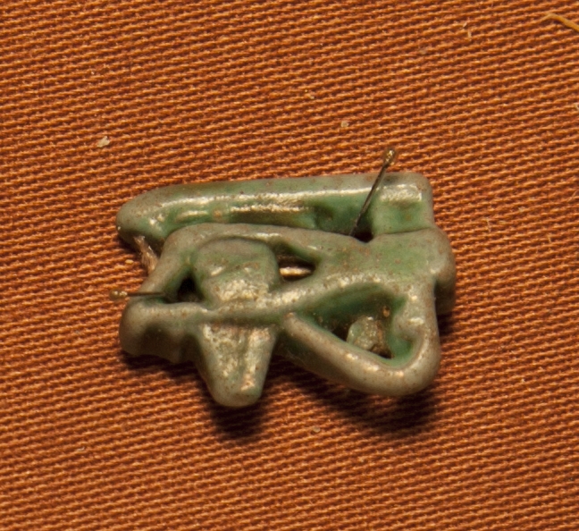 Amuletter i form ögon, Osiris öga (enligt Andersohns anteckningar). När en mumie prepparerades lindades ofta olika amuletter in i lindorna för att ge den döde god tur i sitt liv i dödsriket.
