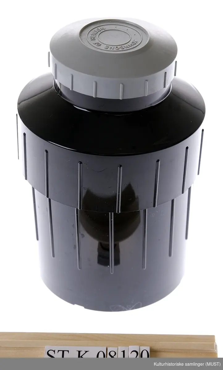 Trommel (Developing tank) for 120, 127, 35 og 16 mm film. 
Trommelen består av lokk og beholder. Emballasje og bruksanvisning på engelsk medfølger. (Kopi i A. 604.1)