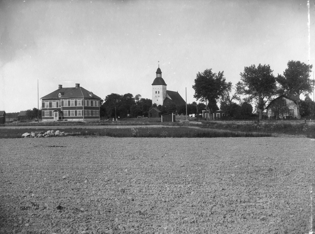 Tillinge, fr. v. Kyrkskolan, kyrkan, det tidigare skolhuset (numera Klockargården), Tillinge socken, Uppland, vy från sydväst, tidigast 1906.