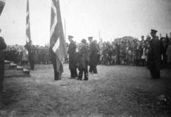 Kong Haakon VII besøker Vadsø 12.07.1946. Flaggheising og mo