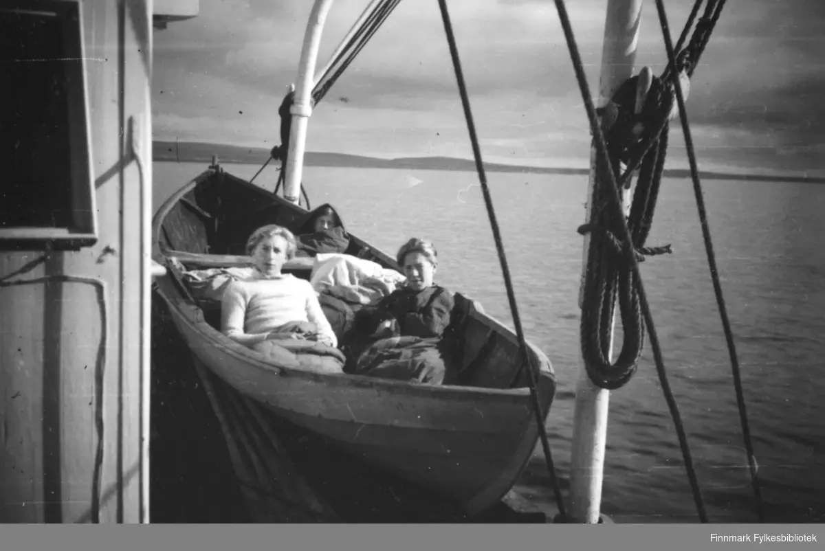 Torbjørn Pedersen, Per Bjørgan, Tor Hauge. Lokalrutebåt 1948 fra Kirkenes til Vadsø.