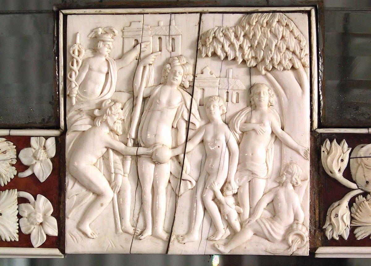 Blomsterranke/ mytologisk figurfremstilling,  4  relieffer i elfenben med   mytologisk figurfremstilling,  antakelig fra  Venus-myten.