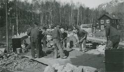 Arbeidslag på Tessa bru i Vågå høsten 1935