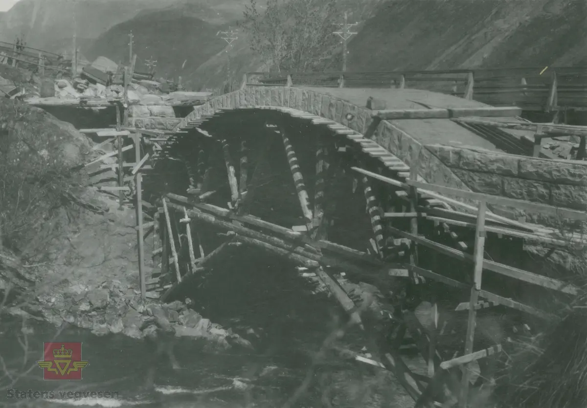 Album fra 1929-1943. Bildet viser steinhvelvbrua under byggingen i  1934.