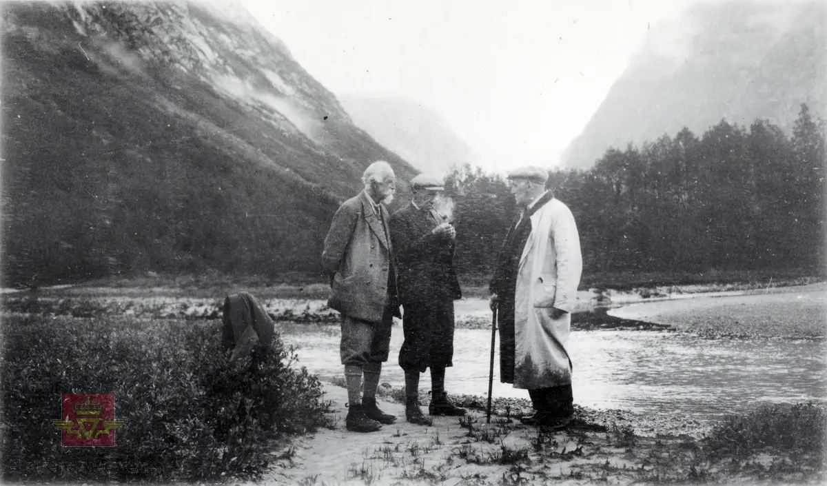 Album fra 1929-1943. Ved Jostedalsbreen tidlig en søndagsmorgen 1935. Fra venstre: overingeniør Knudsen, overingeniør Crøger og vegdirektør Baalsrud.