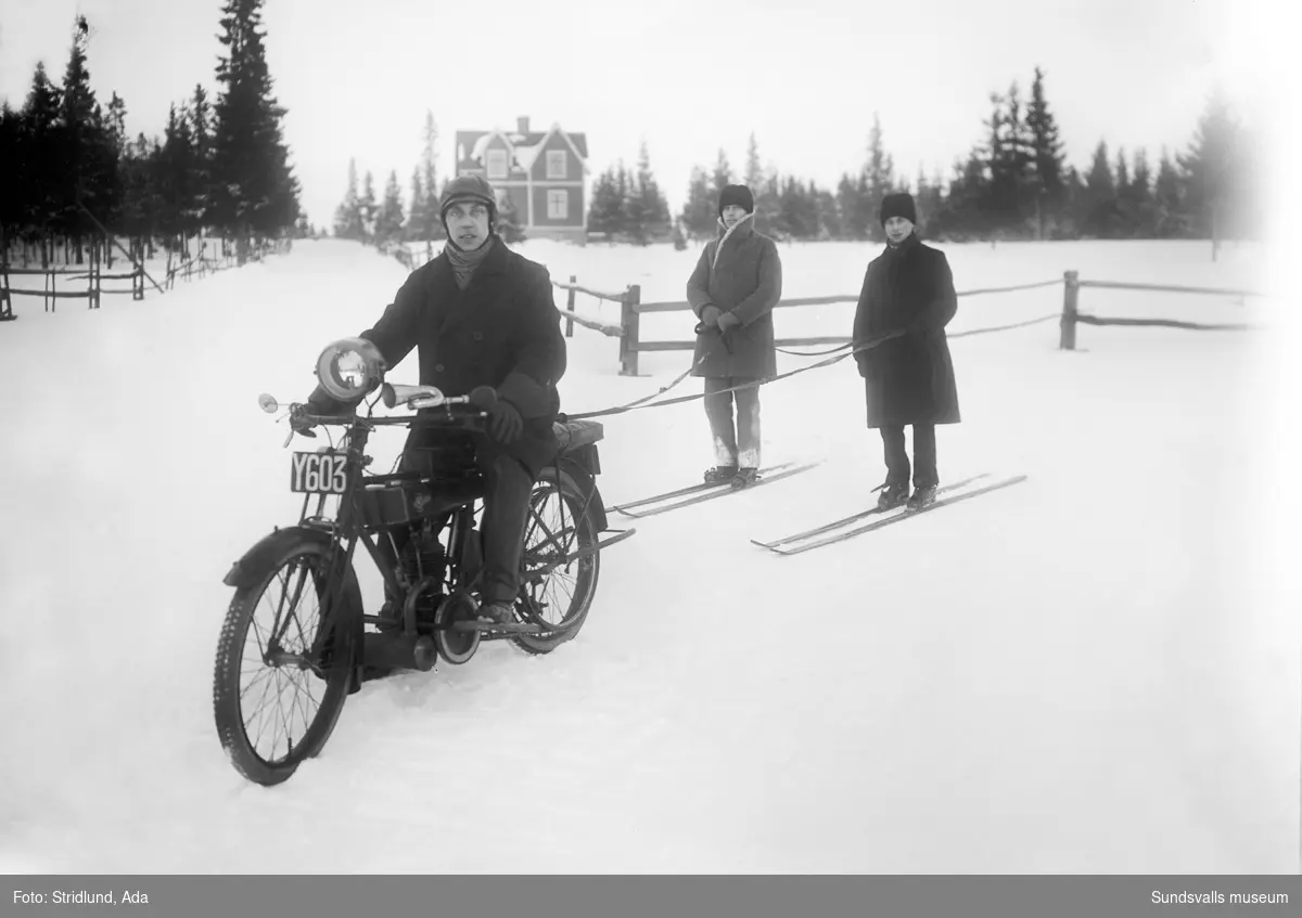 Vibacken från vänster. "Fanér Jack" Petterssons hus. Två skidåkare som tolkar efter motorcykel.