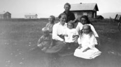 Familiebilde fra Elvebakken, av familien Arnesen. På bildet 