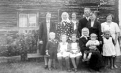 Familie samlet hos bestemor på Elvebakken. Bildet er tatt i 