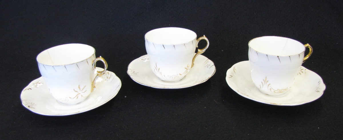 Tre koppar med fat. En kopp och ett fat sprucket.

Kopparna från givarens föräldrars bröllop 27 januari 1902. Gulddekor.