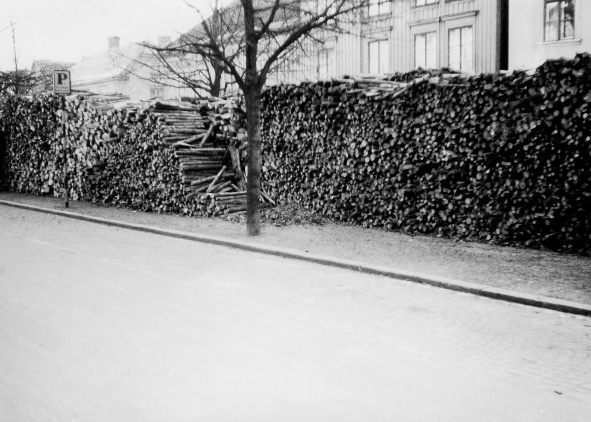 Ett vedupplag vid en gata i Jönköping under beredskapsåren.