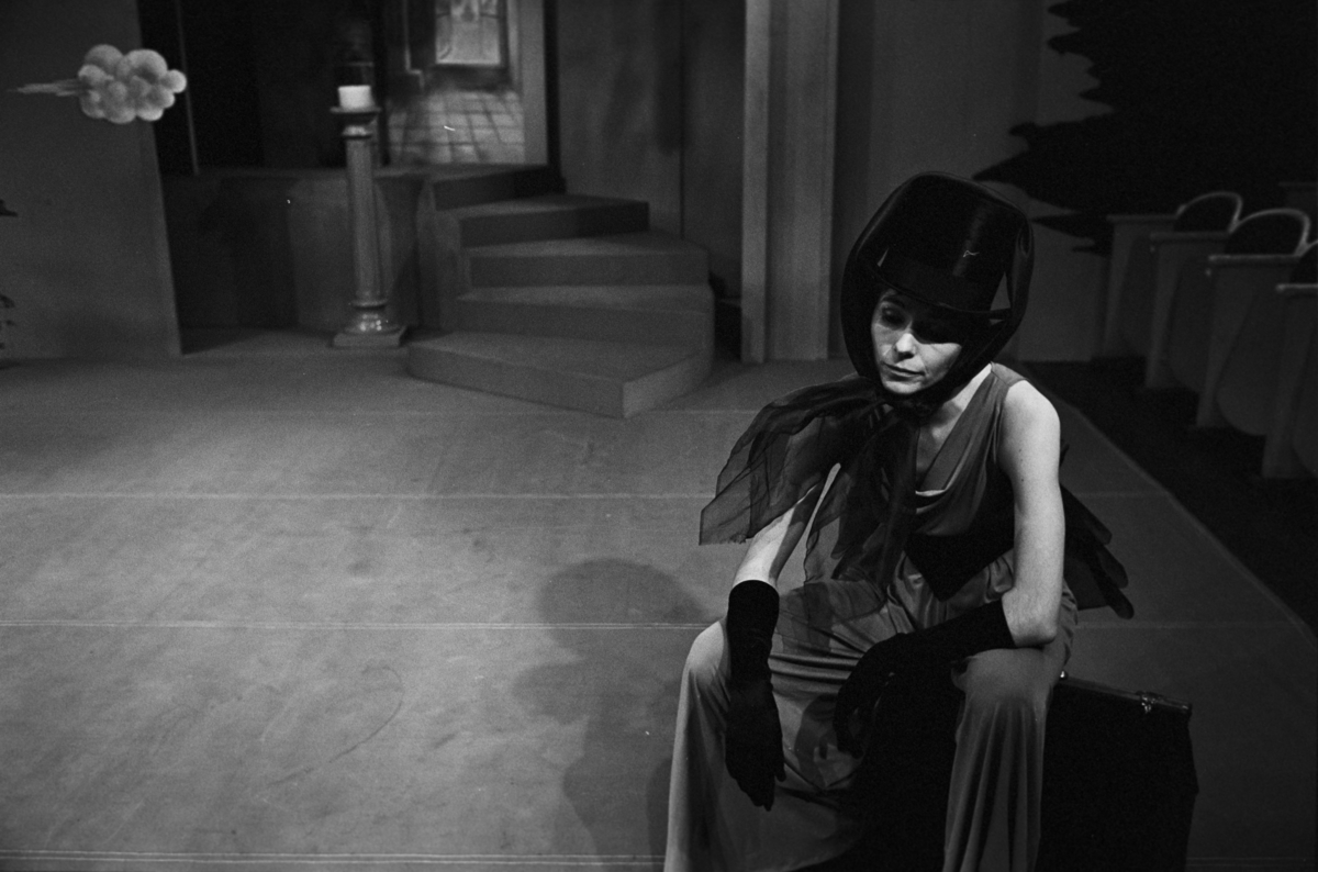 Scene fra Nationaltheaterets oppsetning av Georg Büchners "Leonce og Lena". Forestillingen hadde premiere 21. mars 1972. Edith Roger hadde regi, Lubos Hruza scenografi og Lita Prahl og Lubos Hruza kostymer.