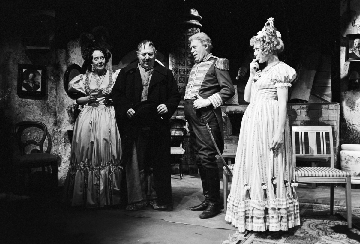 Scene fra Riksteatrets oppsetning av Nikolaj Gogols "Revisoren". Lubos Hruza stod bak scenografi og kostymer.