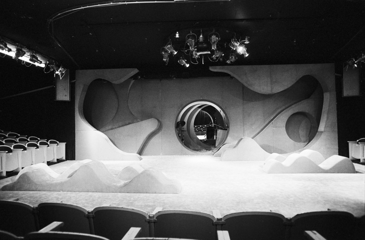 Scenografi fra Nationatheaterets oppsetning av August Strindbergs "Spøksonaten". Forestillingen hadde premiere 26. september 1979. Stein Winge hadde regi, Lubos Hruza scenografi og kostymer var ved Per Lekang.