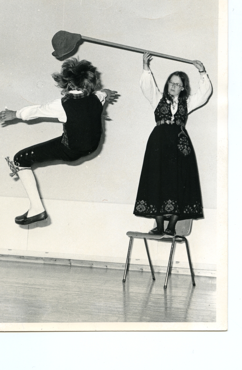 Elisabeth Kværne holder hatten og Kjell Erik Strand danser halling, klasse C.
Jørnn Hilme-stevnet 1974