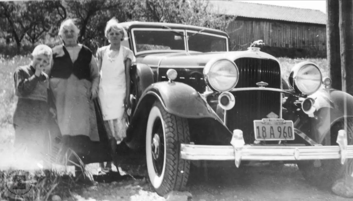 Amerika bil. På Fjellestad.
Bilen er en Lincoln, årsmodell 1932.