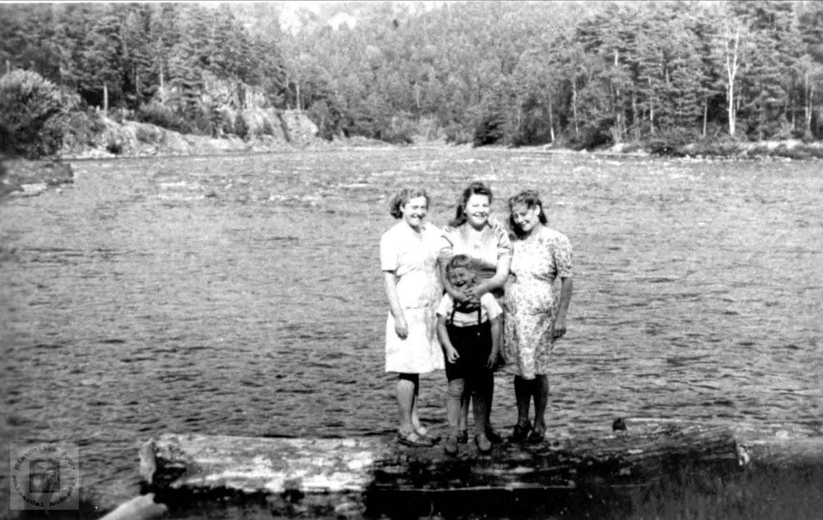 Tre jenter og en gutt ved Mandalselva, Laudal.