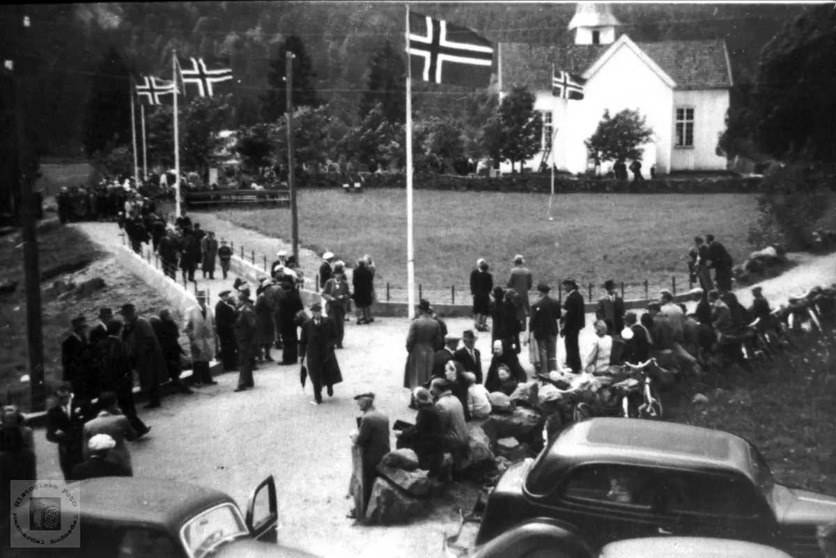 Avduking av minnestøtta for Arne Laudal.
Bilen til høyre er en Ford v8, 1936.