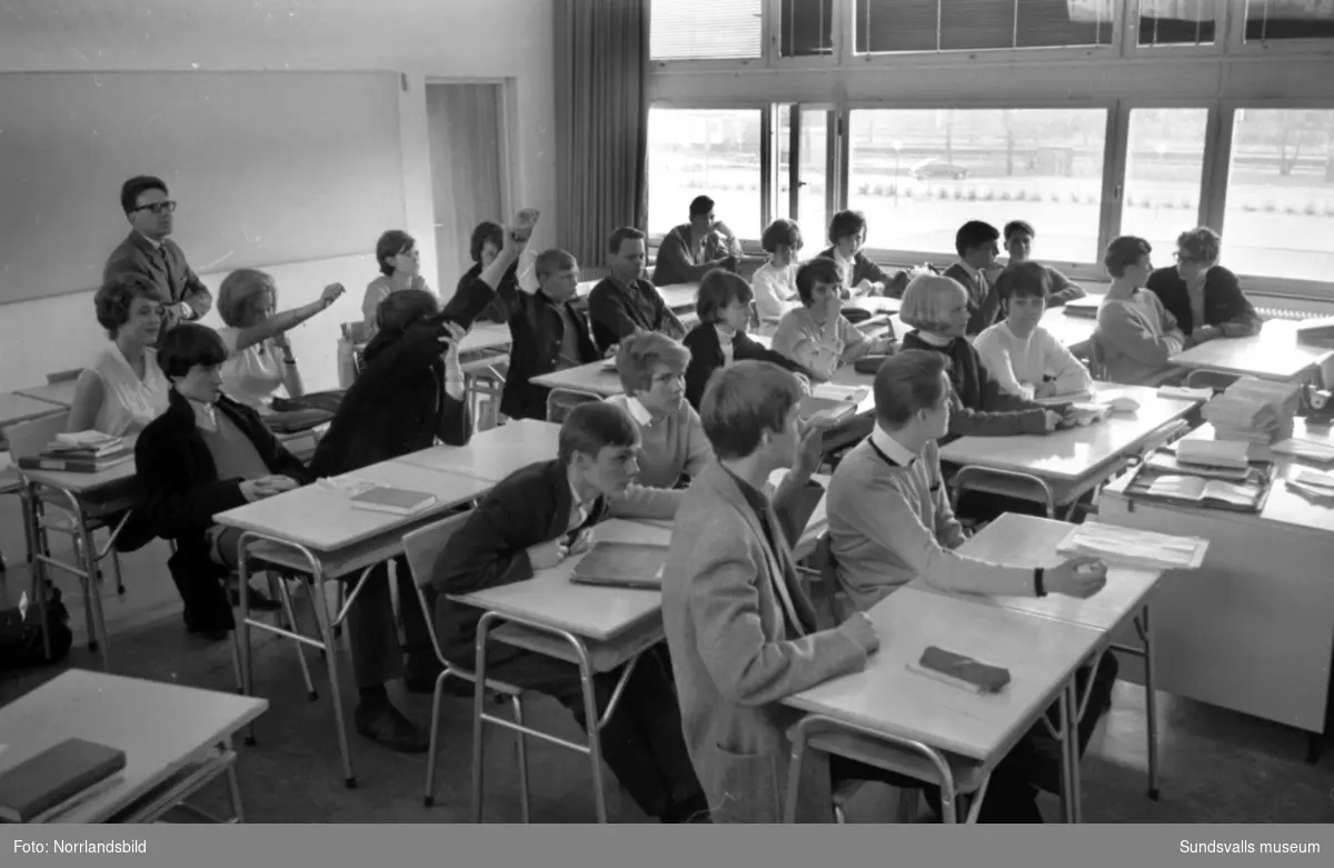 Nutidsorientering om nazismen på Åkersviks skola, klass 9. På första bilden syns Mats Hedlund, Ann-Christin Svensson och Torsten Dufva.