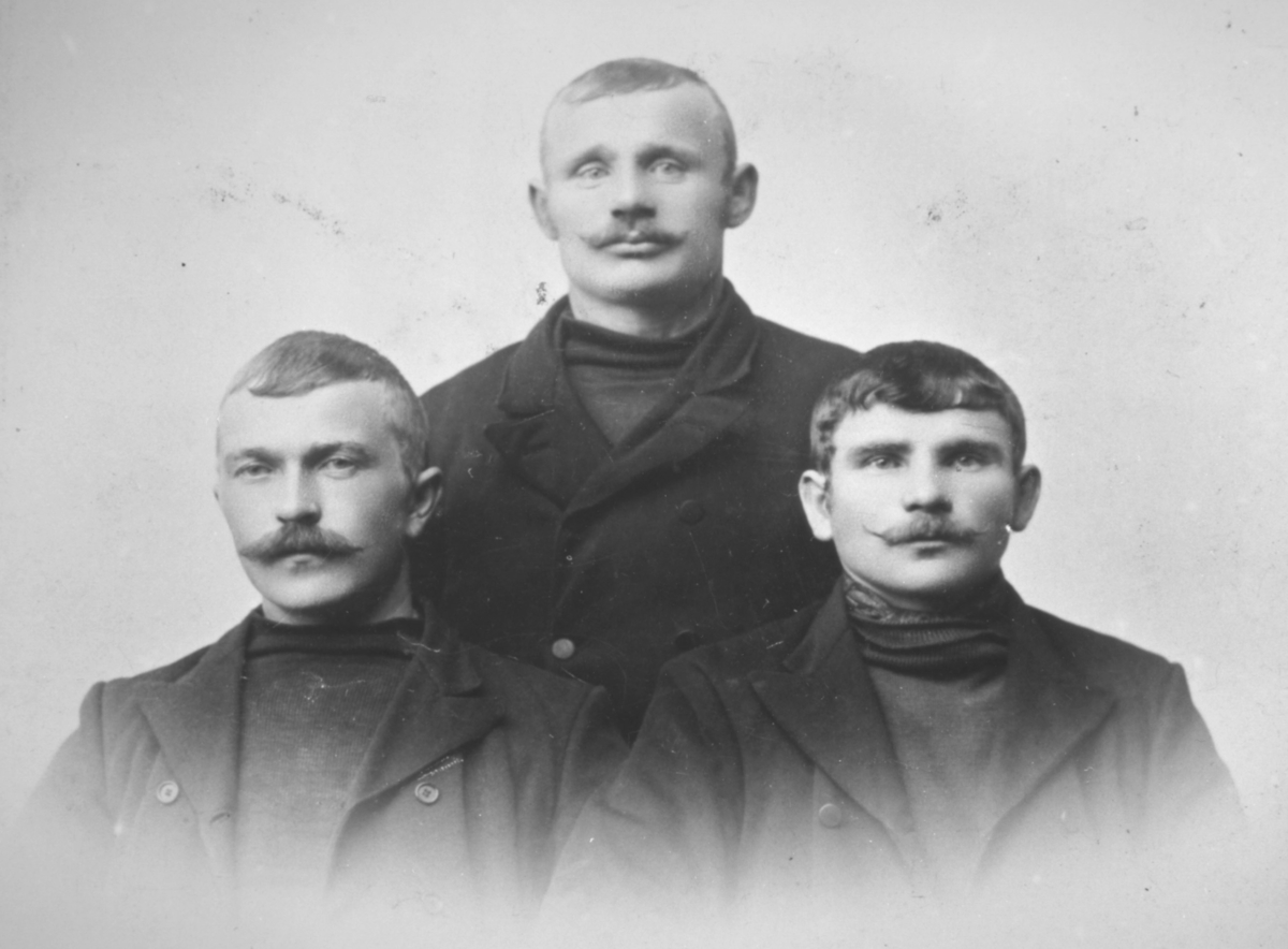 Halvkroppsportrett av tre menn, fra venstre: Johan Oluf Mietinen, Oskar Ittelin og Johan Pitkænen.