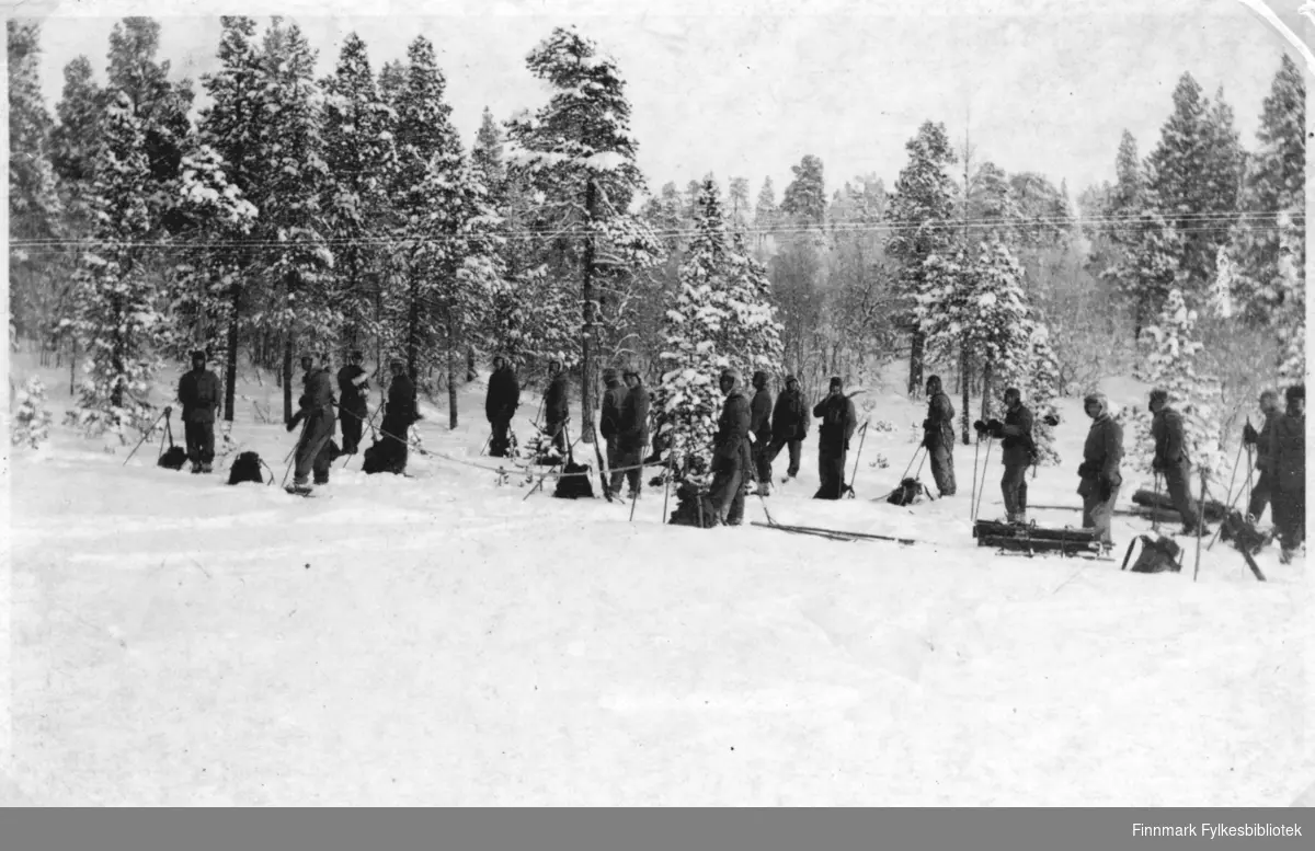 Snøgarnisonen i Sør-Varanger. Soldatene i aksjon i skogen, de er grensevakter under vinterkrigen