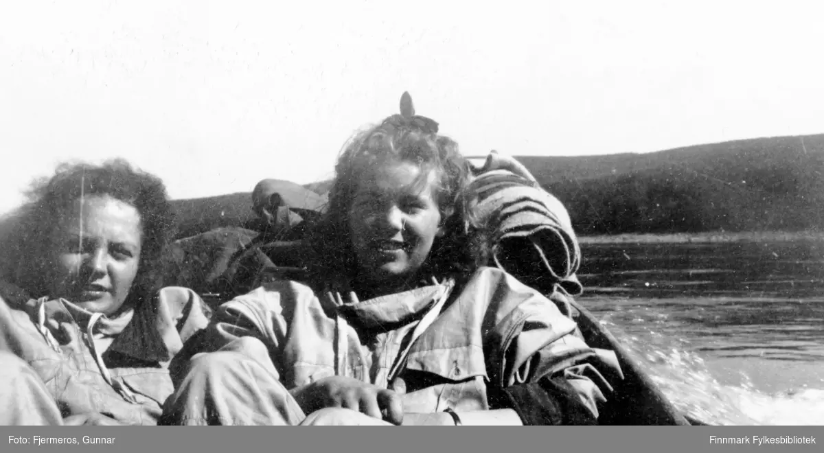 En dame og en jente ombord i en elvebåt på tur fra Bàktemohkenjàrga til Iskuasjohka i mai 1946. Personene er ukjente.