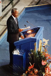 Nelson Mandela holder Nobelforedraget under tildelingen av N