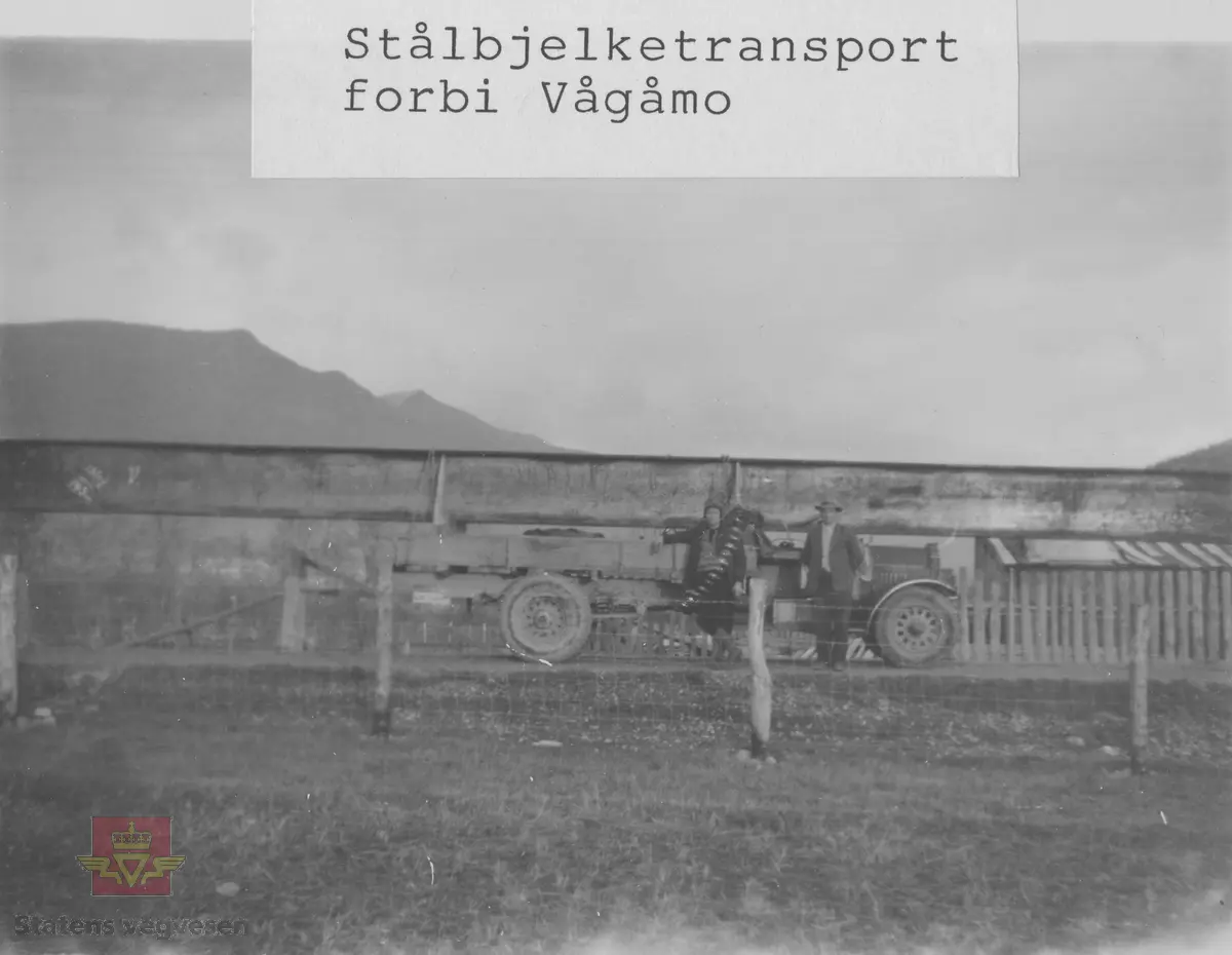 Album fra 1929-1943.  "Stålbjelketransport  forbi Vågåmo". Knyttes til bildene NVM 00-F-32865, NVM 00-F-32867, NVM 00-F-32868.

24.06.2015: Federal E-156 i fra A/S Skjaakbilene.

25.06.2015: A/S Skjaakbilene ble etablert i 1919. De overtok da en Opel lastebil  i fra  Skjaak almenning. I bilsakskyndig A. Skaar sin regprotokoll ble bilen da tildelt regnr. E-156. Bilen ble solgt i 1921  og E-156 ble overført til en Federal med samme eier.  I reglistene for 1925 og 1930 er det fortsatt en Federal på dette  regnr.  Bilen på bildet er en tidlig 20 talls Federal. 

25.06.2015: Årsmodell 1923 iflg. Norges Bilbok 1935, hvor den fortsatt står på samme eier. Merke og årstall stemmer med Tad Burness: American Truck Spotter's Guide 1920 - 1970.