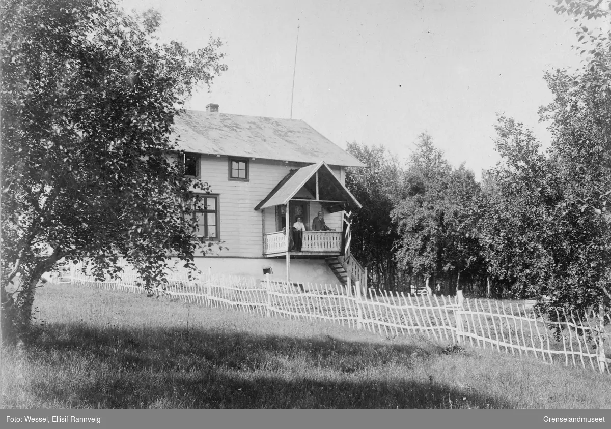 Ellisif Wessels foreldre, Hansine Pauline og Wilhelm Jacobi Müller fotografert på verandaen i doktorgården Solheim i Kirkenes.