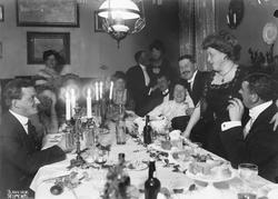 Selskap hos familien Neupert.