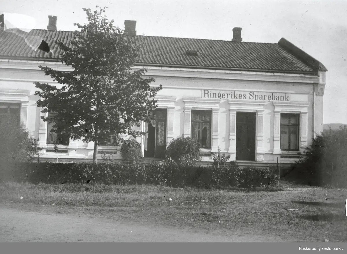 Det første nybygget til Ringerikes Sparebank på S. Torg.
Senere ble det kafe i bygget