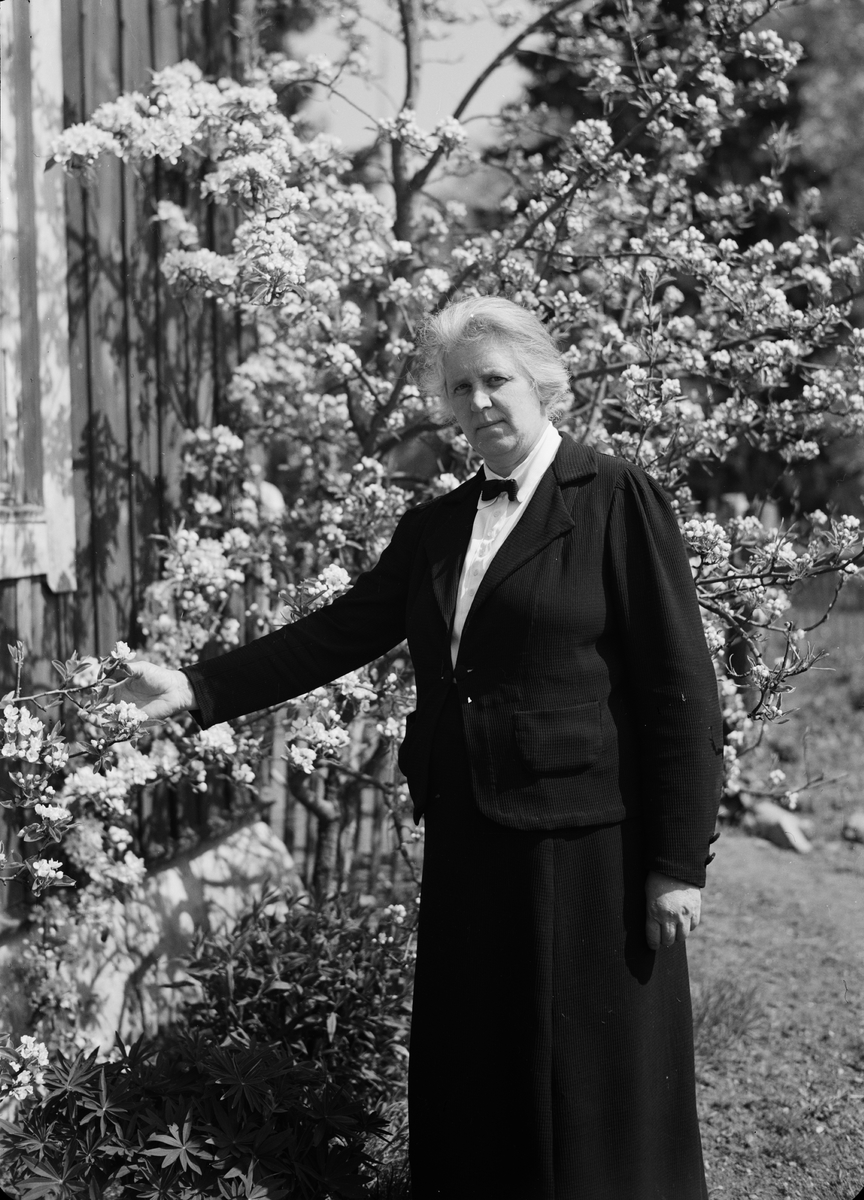Lärararinnan Gunborg visar trädgården, Bergsbrunna Husmodersskola, Uppsala 1939